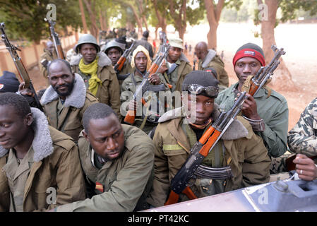 Januar 22, 2013 - Diabaly, Mali: Malischen Soldaten bereiten Norden zu Kopf Islamistische Rebellen zu kämpfen. Eine Diabaly maliens Militaires Pendant l'Betrieb Serval. *** Frankreich/KEINE VERKÄUFE IN DEN FRANZÖSISCHEN MEDIEN *** Stockfoto