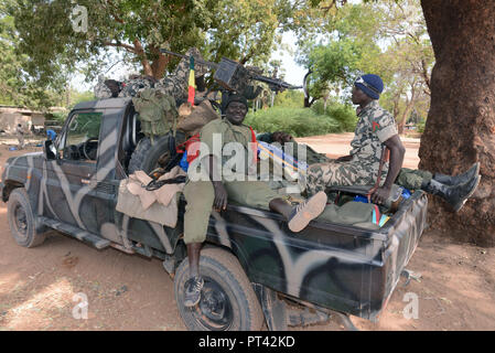 Januar 22, 2013 - Diabaly, Mali: Malischen Soldaten bewacht ein Camp im Diabaly. Eine Diabaly maliens Militaires Pendant l'Betrieb Serval. *** Frankreich/KEINE VERKÄUFE IN DEN FRANZÖSISCHEN MEDIEN *** Stockfoto