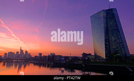 Europäische Zentralbank EZB und die Skyline im Sonnenuntergang, Frankfurt, Hessen, Deutschland Stockfoto