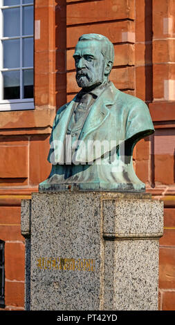 Eugen von Boch Statue vor Villeroy&Boch Hauptsitz, ehemalige Benediktinerkloster Sankt Peter und Maria an der Saar, Mettlach, Saarland, Deutschland Stockfoto