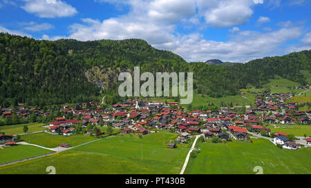 Blick auf Reit im Winkl, Landkreis Traunstein, Chiemgau, Oberbayern, Bayern, Deutschland Stockfoto