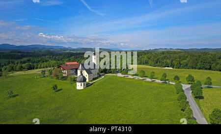 Wallfahrtskirche Wilparting am Irschenberg, Voralpen, Oberbayern, Bayern, Deutschland, Luftaufnahme Stockfoto