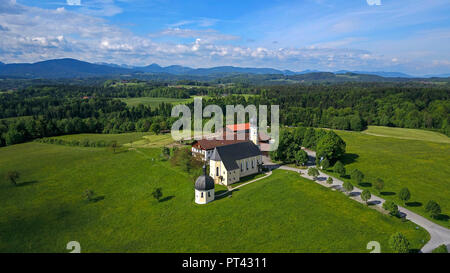 Wallfahrtskirche Wilparting am Irschenberg, Voralpen, Oberbayern, Bayern, Deutschland, Luftaufnahme Stockfoto