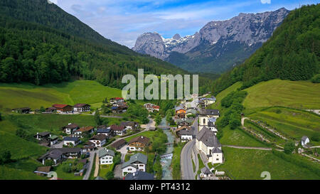 Blick auf den Ort und die Kirche Saint Sebastian vor der Reiteralpe, Ramsau bei Berchtesgaden, Berchtesgadener Land, Oberbayern, Bayern, Deutschland, Luftaufnahme Stockfoto