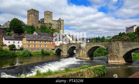 Burg Runkel an der Lahn und Blick auf die Stadt Runkel, Limburg-Weilburg, Westerwald, Rheinland-Pfalz, Deutschland Stockfoto