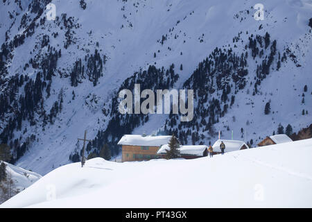 Skitourengeher vor der Schweinfurter Hütte im Winter, Stubaier Alpen, Tirol, Österreich. Stockfoto