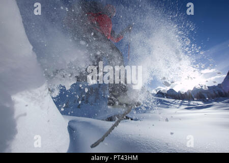 Kletterer springt über Schnee Loch auf zur schneeschuhwanderung Seebenalm, Ehrwald, Mieminger Gebirge, Tirol, Österreich. Stockfoto