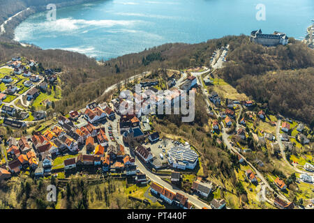 Waldeck mit Burg erbaute Burganlage Schloss Waldeck, Edersee im Hintergrund, Waldeck, Waldeck an der Eder, Hessen, Deutschland Stockfoto