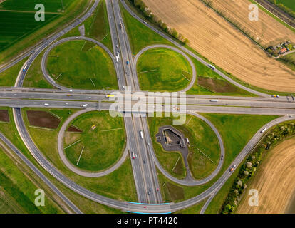 Kamener Kreuz, und fahren Sie an der Ausfahrt der Autobahn A1 und der Autobahn A 2 in Kamen, tangentiale Fahrbahn mit Rampe, Kleeblatt, Ruhrgebiet, Nordrhein-Westfalen, Deutschland Stockfoto