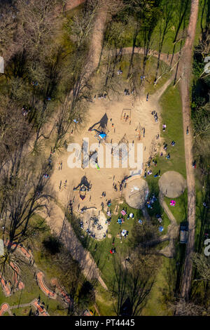 Spielplatz und Minigolfanlage im Stadtpark Bochum, Ruhrgebiet, Nordrhein-Westfalen, Deutschland Stockfoto