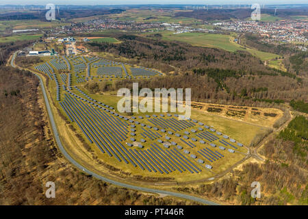 Solaranlage auf der ehemaligen Prinz-Eugen-Kaserne, mit industriellen und kommerziellen Park, Asphaltmichwerk, Asphalt pflanzen Waldeck GmbH & Co.KG, Bad Arolsen, Landkreis Waldeck-Frankenberg, Hessen, Deutschland Stockfoto