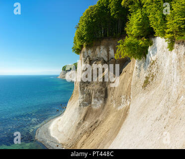 Deutschland, Mecklenburg-Vorpommern, Insel Rügen, Nationalpark Jasmund, Blick vom hohen Ufer zu den Kreidefelsen und der Ostsee Stockfoto