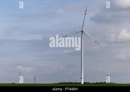 Windpark auf ein offenes Feld. Eine Windmühle, die Elektrizität in Mitteleuropa erzeugt. Jahreszeit der Herbst. Stockfoto