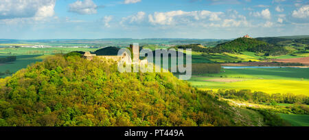 Deutschland, Thüringen, Wandersleben, Blick auf die beiden Burgen der Burg ensemble 'drei Gleichen' im Frühjahr, vor burgruine Gleichen, in der Rückseite Veste Wachsenburg Stockfoto