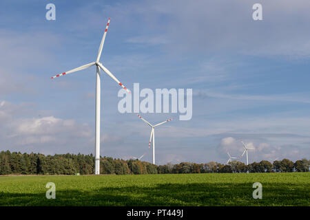 Windpark auf ein offenes Feld. Eine Windmühle, die Elektrizität in Mitteleuropa erzeugt. Jahreszeit der Herbst. Stockfoto