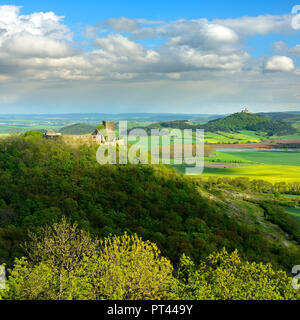 Deutschland, Thüringen, Wandersleben, Blick auf die beiden Burgen der Burg ensemble 'drei Gleichen' im Frühjahr, vor burgruine Gleichen, in der Rückseite Veste Wachsenburg Stockfoto