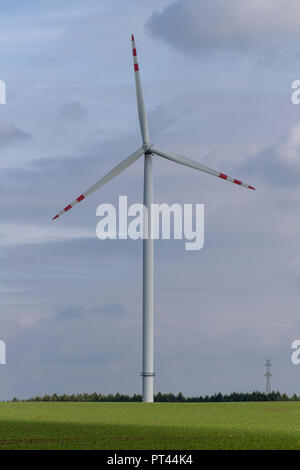 Windpark auf ein offenes Feld. Eine Windmühle, die Elektrizität in Mitteleuropa erzeugt. Jahreszeit der Herbst. Stockfoto