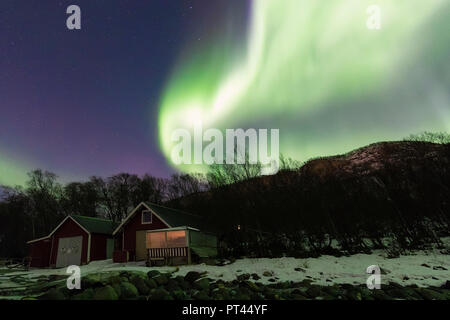 Northern Lights auf typischen Rorbu, Tovik, Skanland Gemeinde, Troms County, Lofoten, Norwegen Stockfoto