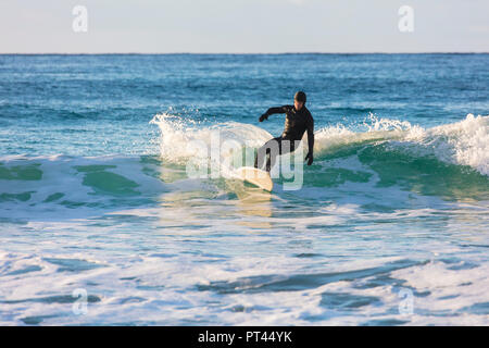 Surfen am Unstad, Vestvagoy, Lofoten, Norwegen Stockfoto