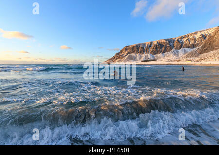 Surfer paddeln, Unstad, Vestvagoy, Lofoten, Norwegen Stockfoto