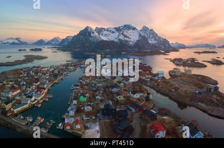 Panoramablick auf das Luftbild von henningsvær, Vagan Gemeinde, Lofoten, Norwegen Stockfoto