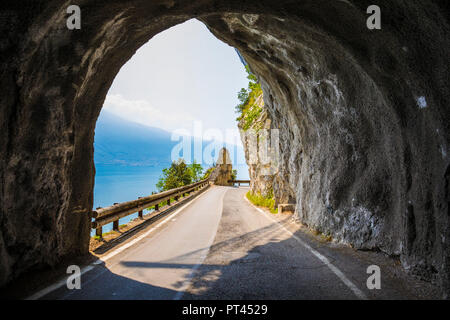 Malerische Strada della Forra an der Westküste des Gardasees in der Nähe von Tremosine, Provinz Brescia, Lombardei, Italien Stockfoto