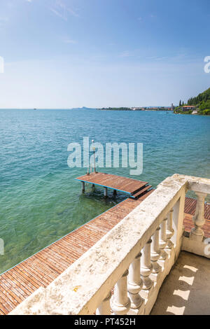 Sonnigen Tag am Gardasee, Blick vom Balkon, Toscolano Maderno, Brescia, Lombardei, Italien Stockfoto