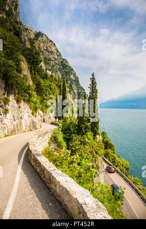 Malerische Straße SS45 an der Westküste des Gardasees in der Nähe von Tremosine, Provinz Brescia, Lombardei, Italien Stockfoto