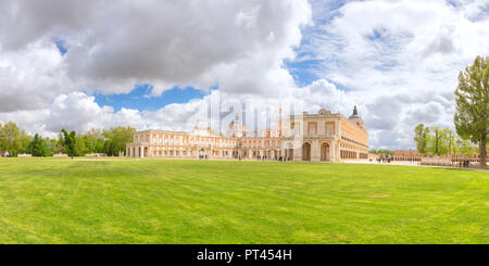 Panoramablick auf den Garten und den Königspalast (Palacio Real), Aranjuez, Gemeinschaft von Madrid, Spanien Stockfoto