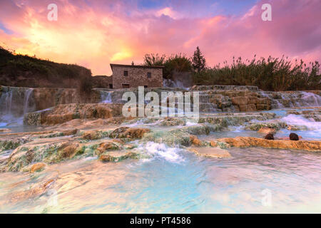 Touristen entspannen bei Sonnenuntergang im Termal Wasserfall Mühle von Saturnia, Wasserfall Mühle (Cascata del Mulino), Saturnia, Manciano, Grosseto, Toskana, Italien, Europa Stockfoto