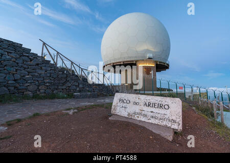 Sternwarte und Wegweiser auf dem Gipfel des Pico do Arieiro, Funchal, Madeira, Portugal, Stockfoto