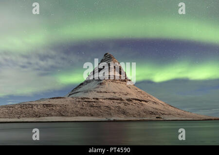 Nordische Lichter über Berge, Kirkjufell Vesturland, Western Island, Europa Stockfoto