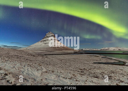 Nordische Lichter über Berge, Kirkjufell Vesturland, Western Island, Europa Stockfoto