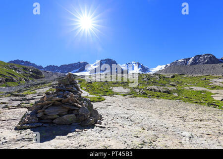 Die Sonne scheint über dem Gipfel des Gran Paradiso, Valsavarance, Nationalpark Gran Paradiso, Aostatal, Italien, Europa Stockfoto