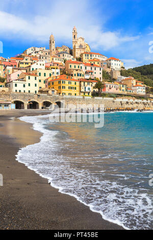 Wellen brechen am Strand von Cervo Dorf, Cervo, Provinz Imperia, Ligurien, Italien, Europa, Stockfoto