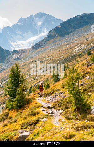 Wandern zu Del Grande Camerini Zuflucht mit dem Berg im Hintergrund Disgrazia, Chiareggio, Valmalenco, Provinz Sondrio, Lombardei, Italien Stockfoto