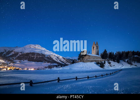 Die Kirche San Gian bei einer Winternacht in Celerina, Kanton Graubünden, Engadin, Schweiz, Europa Stockfoto