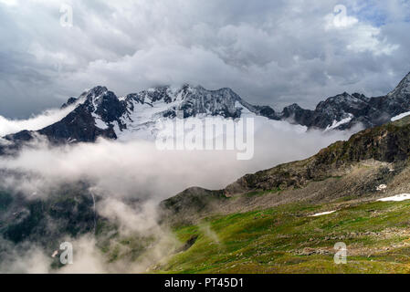 Wolken rund um den Monte Disgrazia, Chiareggio, Valmalenco, Provinz Sondrio, Lombardei, Italien Stockfoto