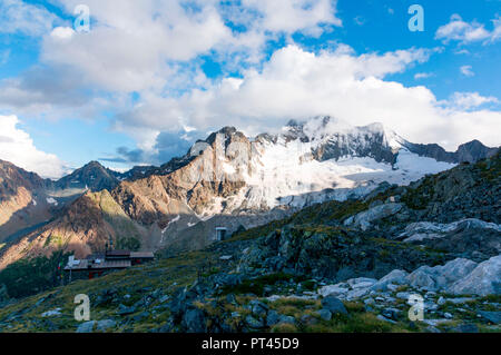 Die Nordwand des Monte Disgrazia von Del Grande Camerini Zuflucht gesehen bei Sonnenuntergang, Chiareggio, Valmalenco, Provinz Sondrio, Lombardei, Italien Stockfoto