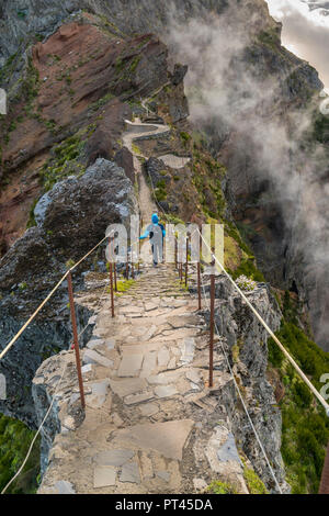 Wanderer absteigend die Schritte auf Vereda do Areeiro, den Weg, der links Pico Ruivo zu Pico Arieiro, Funchal, Madeira, Portugal, Stockfoto