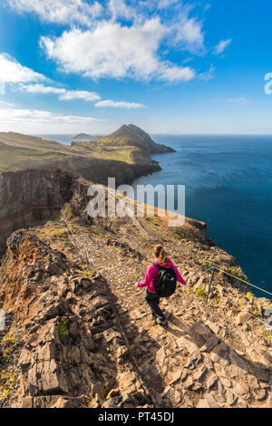 Frau zu Fuß auf den Weg, um den Punkt des Saint Lawrence, Canical, Distrikt, Region Machico Madeira, Portugal, Stockfoto