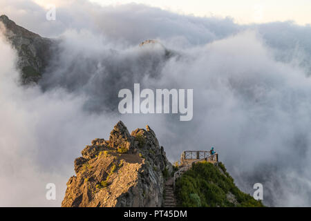 Wanderer genießen Sie den Blick vom Ninho da Manta Lookout, Pico Do Arieiro, Funchal, Madeira, Portugal, Stockfoto