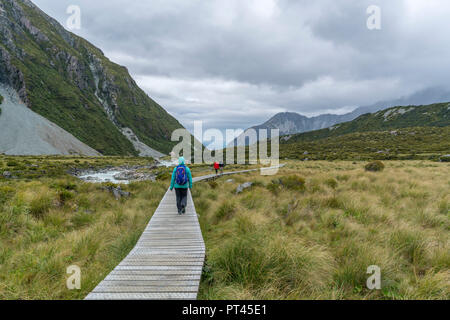Wanderer zu Fuß auf Hooker Valley Track, Mount Cook Nationalpark, Mackenzie Bezirk, Region Canterbury, Südinsel, Neuseeland, Stockfoto