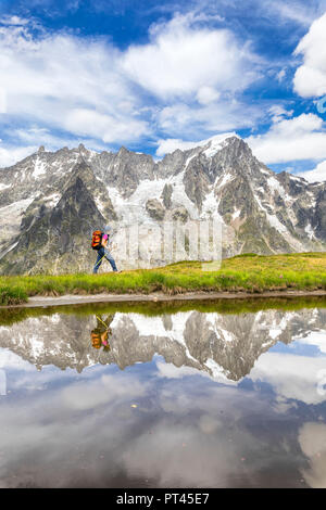 Ein trekker ist Wandern auf dem Mont de la Saxe vor der Grandes Jorasses während des Mont Blanc Wanderungen (Frettchen Tal, Courmayeur, Provinz Aosta, Aostatal, Italien, Europa) Stockfoto