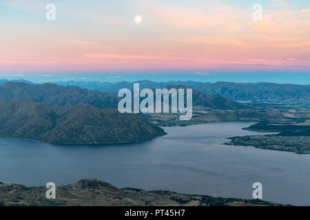 Moonlight über Lake Wanaka bei Sonnenuntergang, Wanaka, Queenstown Lakes District, Region Otago, Südinsel, Neuseeland, Stockfoto