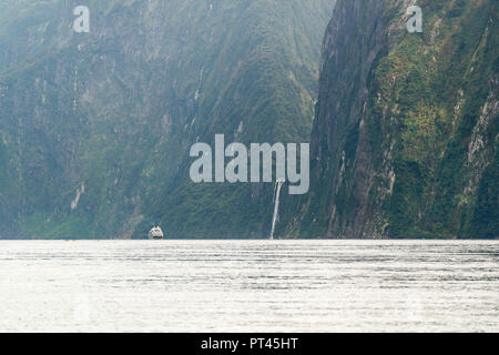 Boot und Stirling fällt am Milford Sound, Fjordland NP, Süden, Süden Region, South Island, Neuseeland, Stockfoto