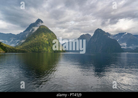 Milford Sound an einem bewölkten Sommertag, Fjordland NP, Süden, Süden Region, South Island, Neuseeland, Stockfoto