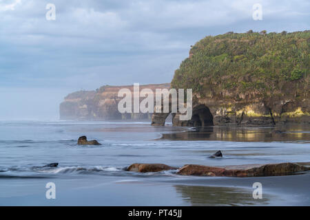 Felsformationen an den Drei Schwestern, Tongaporutu, New Plymouth Bezirk, Taranaki region, North Island, Neuseeland, Stockfoto