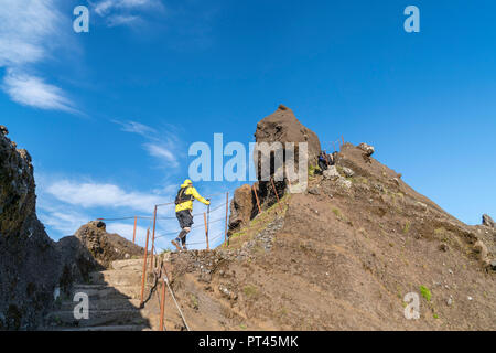 Wanderer klettern auf den Schritten auf Vereda do Areeiro, den Weg, der links Pico Ruivo zu Pico Arieiro, Funchal, Madeira, Portugal, Stockfoto