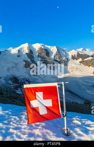 Schweiz Fahne mit Palù Gipfeln und Vedret Pers Gletscher im Hintergrund, Diavolezza Zuflucht, Bernina, Engadin, Graubünden, Schweiz, Europa, Stockfoto